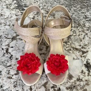 NNW…JOY FOLIE…Straw Stacked Heel Shoe with Floral Accents….Sz9